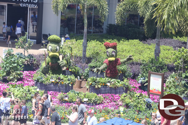 Donald Duck and Daisy Duck topiaries