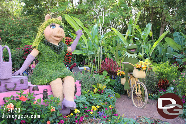 Miss Piggy and Kermit Topiaries