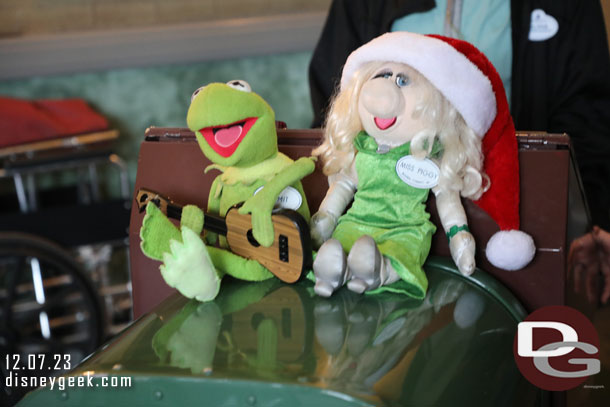 Kermit and Miss Piggy Working the entrance...