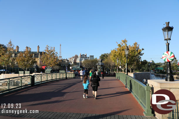 8:16am - Everyone was moved to the attraction queue by the time I got in the park.