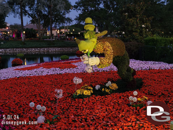 Goofy topiary as I headed toward World Celebration.