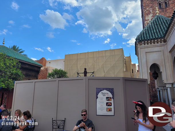 4:44pm - Making my way through the maze of walls to find the Annual Passholder lounge