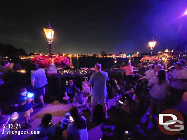 Decided to stand behind all these sitting guests on the bridge near the International gateway