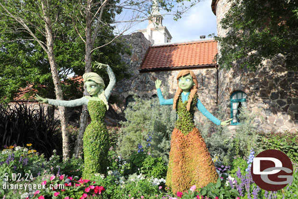 Anna and Elsa topiaries in Norway