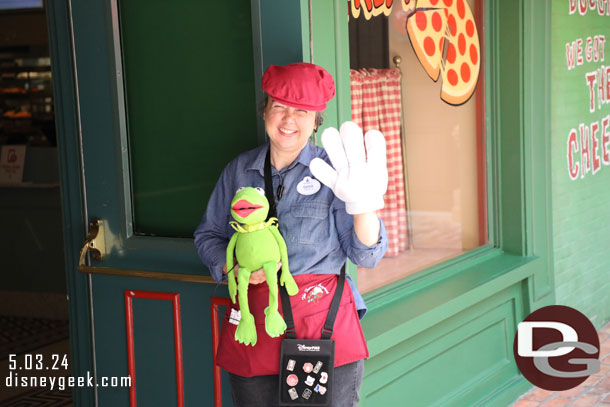 We picked up food from Backlot Express and carts and ate at PizzeRizzo where Kermit greeted us.