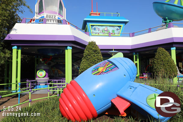 8:58am - Some of the group headed to Slinky Dog. The rest of us to swirling saucers