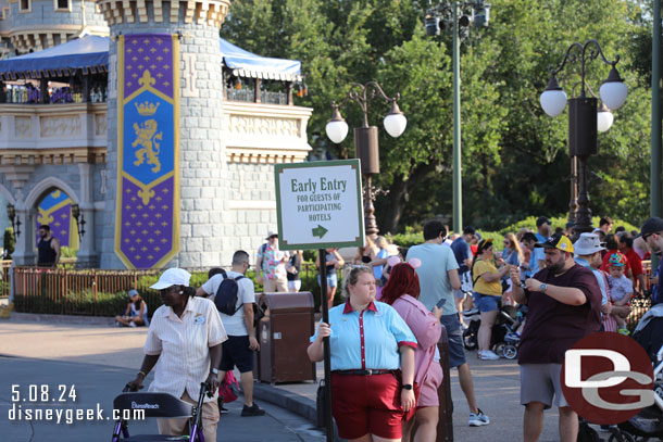 8:45am - Making our way to the early entry scan point