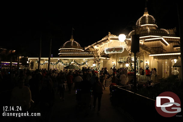 7:31pm - A number of guests waiting for the Crystal Palace