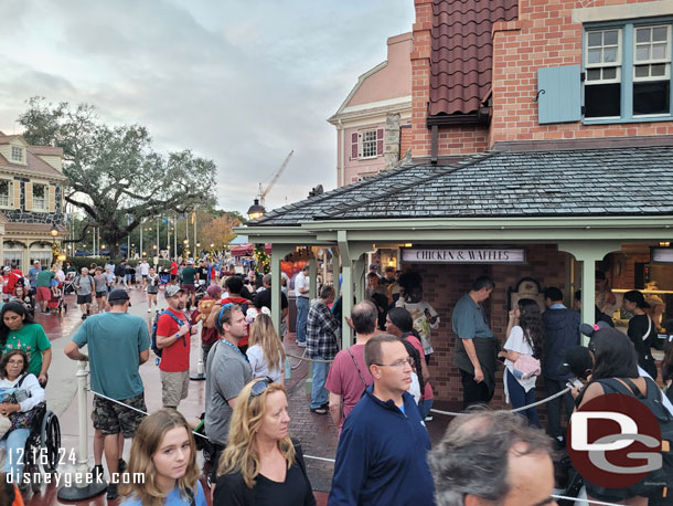 The queue to order was several dozen groups, mobile order was instant return.