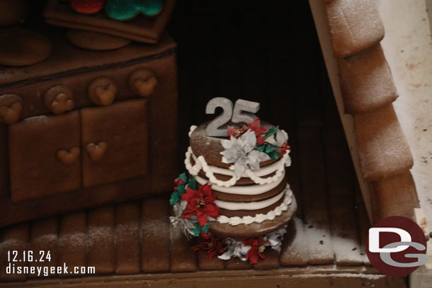 A better look at the 25th anniversary cake