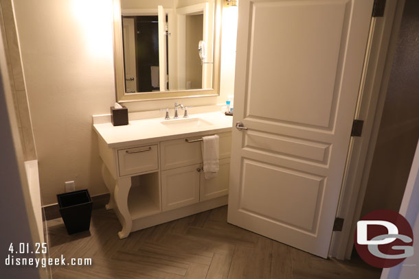 A sink and tub off the bedroom
